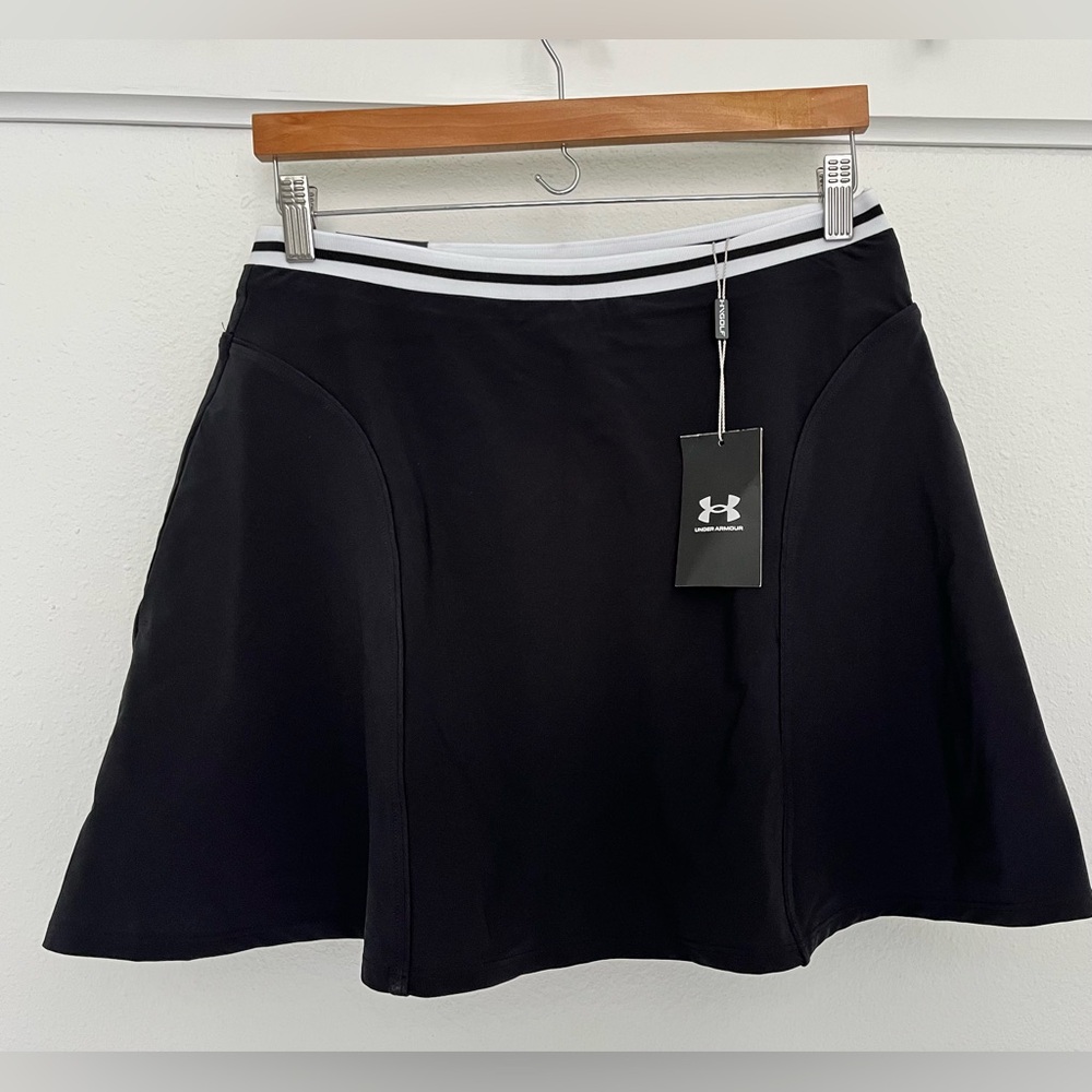 Women’s NWT Under Armour Black Golf Skort size Small.